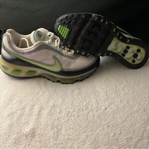 Nike air max 360 Vintage White And Green Colour Way women’s running shoes size 7